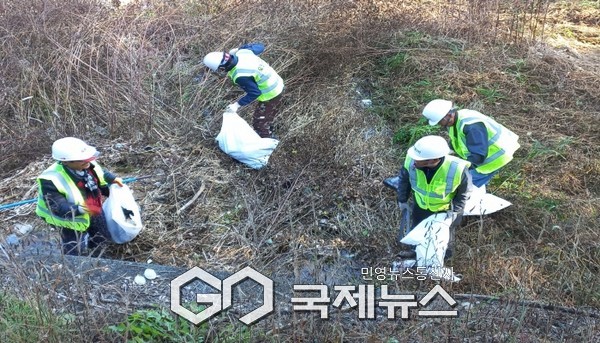 평은면 오운2리 주민들이 환경정비를 실시하고 있다