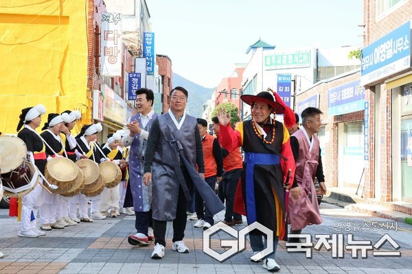 중앙동 원도심 동헌 퍼레이드에 나동연 시장.윤영석 의원 등 유관 단체장 들이 직접 참석한 가운데 행사를 가졌다./사진=양산시