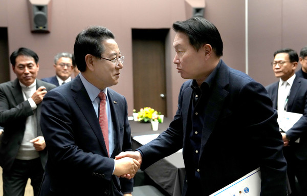 김영록 전라남도지사가 3일 서울 코엑스 오픈미팅룸에서 최태원 SK그룹 회장과 인사를 나누고 있다.@전남도청