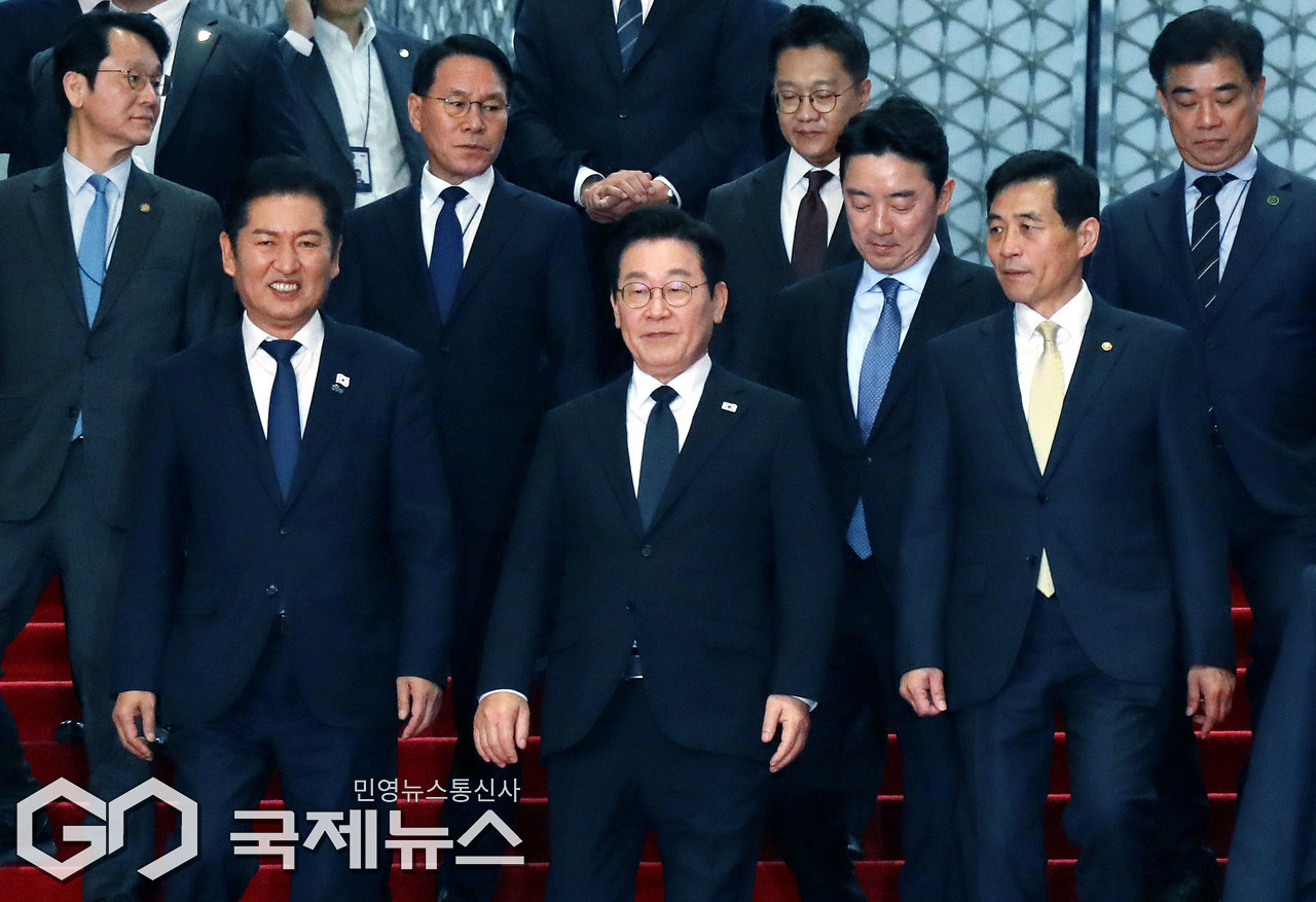 ▲이재명 대통령이 4일 서울 여의도 국회에서 내년도 정부 예산안 관련 시정연설을 마친 뒤 국회를 나서고 있다./사진=이용우 기자