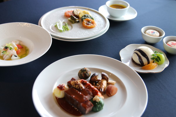 [왼쪽 상단부터 시계방향으로 ‘전통 해산물 냉채’ ‘오색전’ ‘월명 케이크’ ‘캐나다산 바닷가재와 한우 안심 스테이크’// 사진=소노인터내셔널 제공]