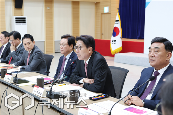 4일 오후, 경남도청 대회의실에서 '지역민생 예산정책협의회'를 열고, 부산시를 비롯한 경남도·울산시와 함께 국민의힘 중앙당이 합동으로 내년도 국비 확보 방안 등 지역 현안을 논의했다/제공=부산시