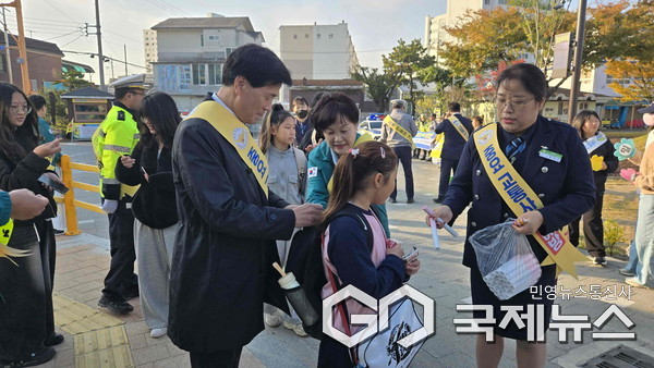 (사진제공/밀양시) 안병구 밀양시장이 5일 밀주초등학교 앞에서 열린 교통안전 캠페인 행사에서 학생들에게 이름표를 달아주고 있다.