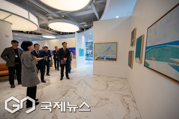 류동근 총장과 참여 작가들이 작품을 관람하고 있다/제공=한국해양대