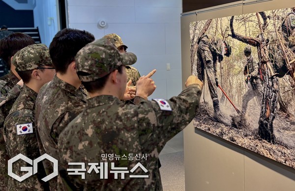 53사단 장병들이 5일, 집중정신전력교육의 일환으로, 일제 강제동원 역사관과 UN기념공원에서 현장 참여·체험학습을 진행하고 있다/제공=육군 53사단