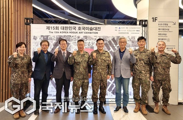 5일, UN평화기념관에서 진행된 제15회 대한민국 호국미술대전 부산순회전시 개막식에서 참석자들이 주요 수상작을 관람하고 기념촬영 하고 있다/제공=육군 53사단