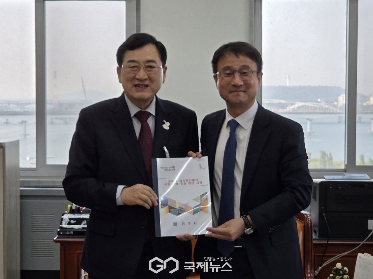 (제공=경주시) 국회를 방문한 ㅏ주낙영 경주시장이 한병도 예산결산특별위원장에게 지역 주요 현안 사업 건의서를 전달하며 국비 지원을 요청하고 있다