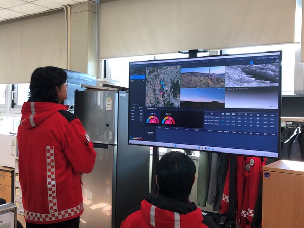 (사진/광명시 제공) 광명시 산불방지대책본부에서 실시간으로 송출되는 산불 감시 영상과 AI 복합진단 알고리즘 기술로 분석한 결과를 모니터링하고 있다.