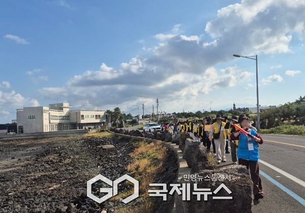 청소년 20명 제주 188km 도보여행 하고 있는 모습 [사진제공=구립마포청소년문화의집]