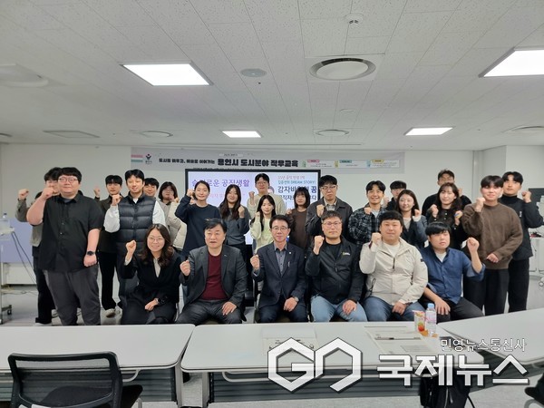 용인시의회 김윤선 도시건설위원장이 용인시 시설직 후배 공직자와 함께 기념촬영을 하고 있다)(사진=김윤선 의원실)