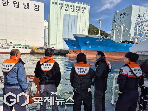 해경 경비정에서 현장 점검하는 합동점검단 모습/제공=부산항만공사