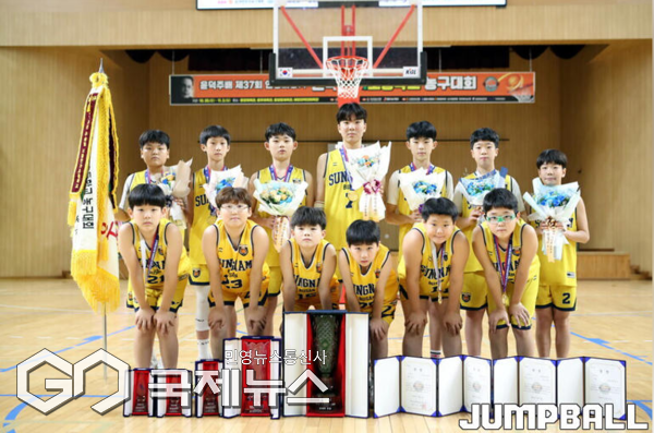 성남초 농구부 우승 기념촬영 모습/제공=부산교육청