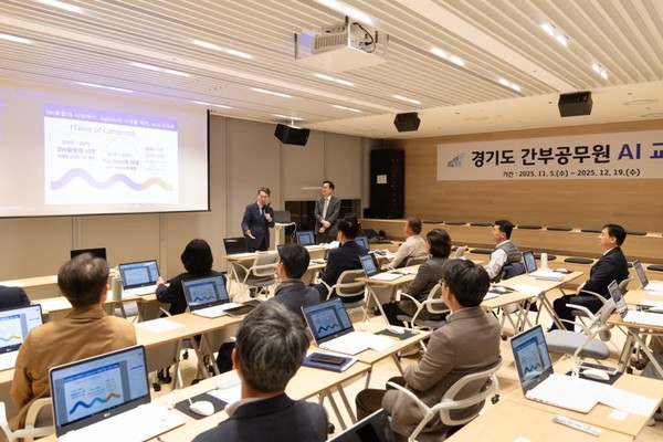 김동연 경기도지사가 5일 개강한 간부공무원 AI 행정전문가 교육 과정에서 인사말을 하고 있다. 사진제공=경기도청