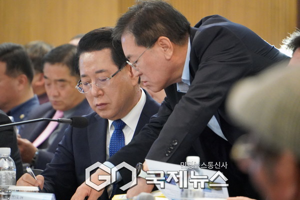 김영록 전남지사가 6일 구례군 정책비전투어에서 정현구 에너지산업국장과 이야기를 나누고 있다. ⓒ전남도청종합기자단