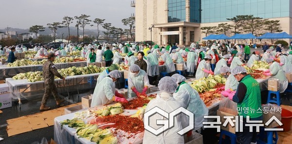 "김장 한 포기 속에 사랑 한가득...함께해서 더 따뜻한 새마을 겨울 나눔