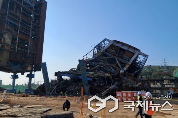 (사진=울산소방본부) 6일 오후2시 7분쯤 울산 남구 용잠동 동서발전 울산발전본부에서 대형 구조물이 무너져있다.