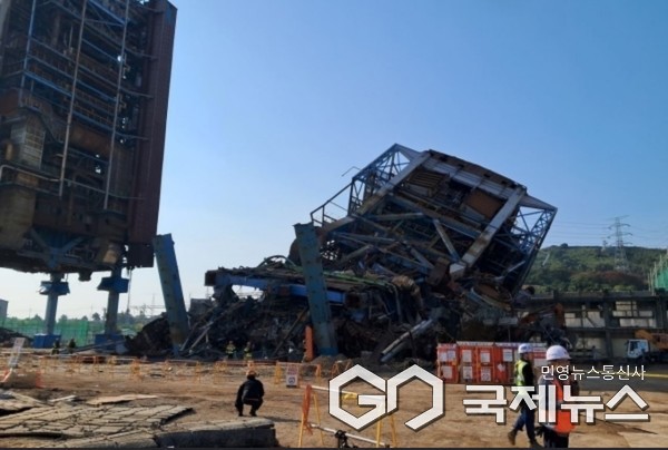 (사진=울산소방본부) 6일 오후 2시7분쯤 울산 남구 용잠동 동서발전 울산발전본부에서 대형 구조물이 무너져있다.