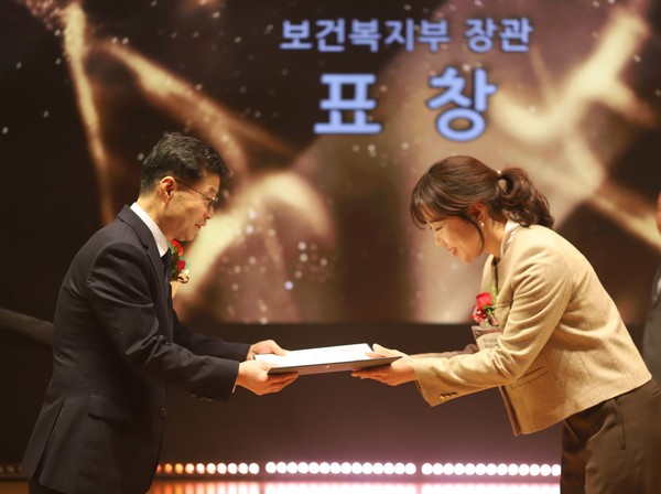 사진/경아영 KT&G 사회공헌부장(오른쪽)이 ‘제14회 대한민국 나눔국민대상’ 시상식에서 보건복지부 장관상을 수여받는 모습