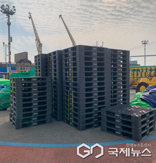 (사진제공=울산항만공사) 선박폐로프 재활용 파렛트 전달하기 위해 쌓여있는 모습.