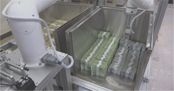 정산된 지폐를 포장 및 적재하는 모습(출처=강원랜드)