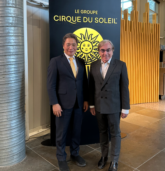 5일(현지시간) 캐나다 몬트리올에 위치한 ‘태양의 서커스’ 본사에서 인천국제공항공사 이학재 사장(사진 왼쪽), 태양의서커스 다니엘 라마르 사장겸 이사회의장(사진 오른쪽)이 면담 이후 기념촬영을 하고 있다. 사진=인천국제공항공사