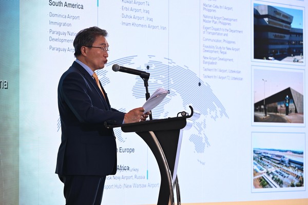 4일(현지시간) 홍콩에서 열린 EAAA(동아시아공항협력체)회의에서 인천국제공항공사 이학재 사장이 ‘공항 수익의 미래’를 주제로 발표를 하고 있다. 사진=인천공항