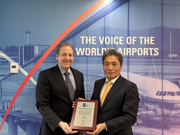 6일(현지시간) 인천국제공항공사 이학재사장(사진 오른쪽)이 캐나다 몬트리올에 위치한 국제공항협의회(ACI) 저스틴 엘바치 사무총장(사진 왼쪽)과 면담이후 공로패를 수령하고 있다. 사진=인천공항