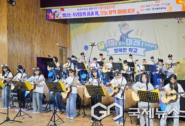 안성시 비룡초등학교(교장 정안나)는 6일부터 7일까지 이틀간 비룡관에서 ‘비룡 어울림 한마당’을 개최한 가운데 학생들이 재능과 열정이 빛나는 무대를 선보이고 있다. 사진/엄태수 기자