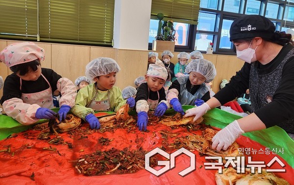 김장 체험 모습(사진=충주시)