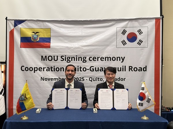 (사진제공=도공) 에콰도르 키토에서 임찬수 도공 해외사업처장(오른쪽)과 로베르토 루케 누케스 인프라교통부 장관(왼쪽)이 양해각서에 서명하고 있다.