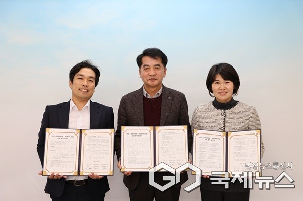 좌측부터 보건복지부 정승문 위원장, 최재형 군수, 외교부 이주연 위원장.(제공=보은군청)