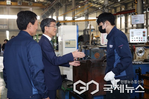 (사진제공=울산교육청) 천창수 교육감이 7일 산학일체형 도제 사업 참여 우수 기업인 중산기업을 방문해 학생들을 격려하고 있다