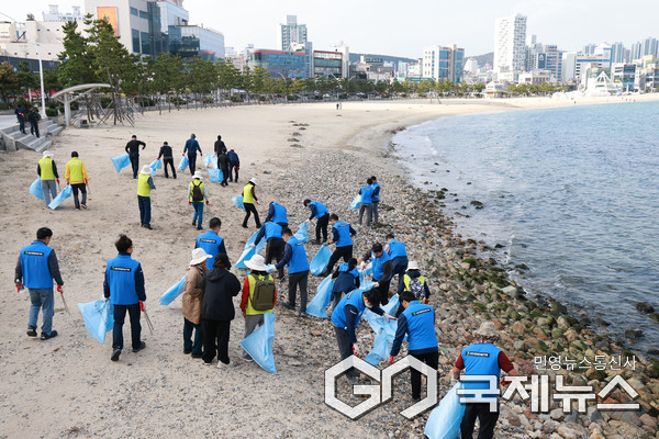 (사진제공=동구) HD현대건설기계와 플로깅 실시하고 있다.