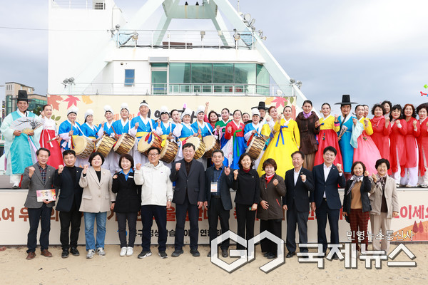 (사진제공=동구) 8일 일산해수욕장 상설무대에서 김종훈 동구청장 및 내빈과 평생학습동아리 회원 등 600여명이 참석한 가운데 어울림한마당을 개최하고 동아리 공연 및 단체 기념촬영을 하고 있다.
