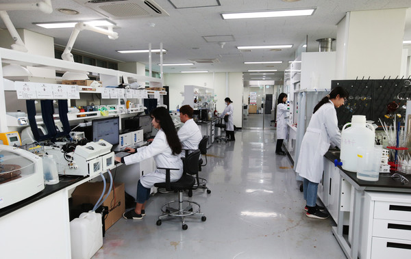 인천환경공단 환경연구소에서 환경전문 분야 담당 직원이 수질 실험을 하고 있다. 사진=인천환경공단