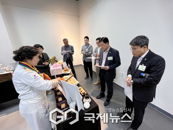 제1회 원동매실 특산품 경진대회 출품작을 심사 하고있는 모습./사진=국제뉴스DB