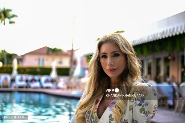 2025년 11월 8일 미국 플로리다 팜비치의 한 호텔에서 40세 멜리사 라인 라이블리가 포즈를 취하고 있다. 긴 금발 웨이브 머리, 짙은 화장, 미용 주사. 도널드 트럼프 주변 많은 여성들처럼, 정치 컨설턴트 멜리사 레인 라이블리도 얼굴에서 미국 대통령에 대한 지지를 드러내고 있다. 사진제공/AFP통신