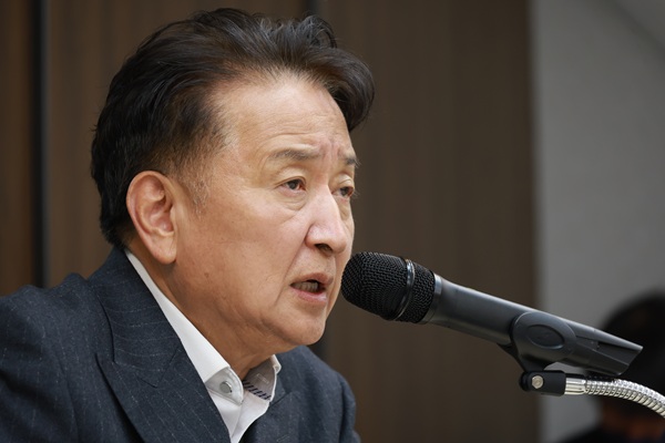 김영환 지사 10일 확대간부회의 주재 모습.(제공=충북도청)