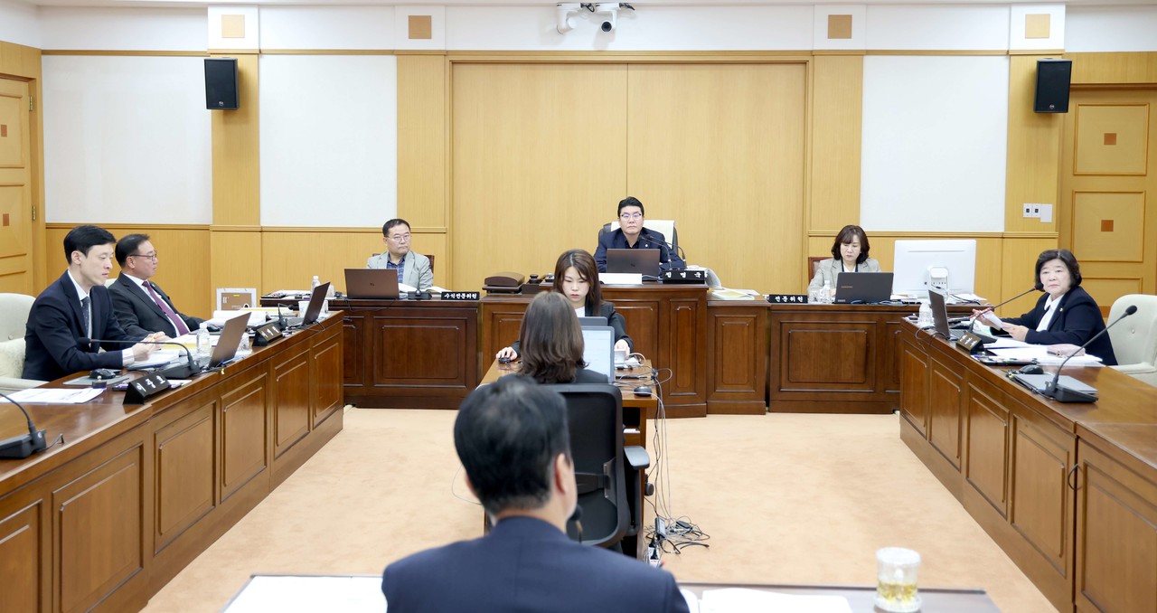 대전시의회 행정자치위원회(위원장 정명국)가 10일 제291회 제2차 정례회 2일차 회의를 열고 대외협력본부와 시민안전실을 대상으로 행정사무감사를 실시하고 있다. / 대전시의회 제공