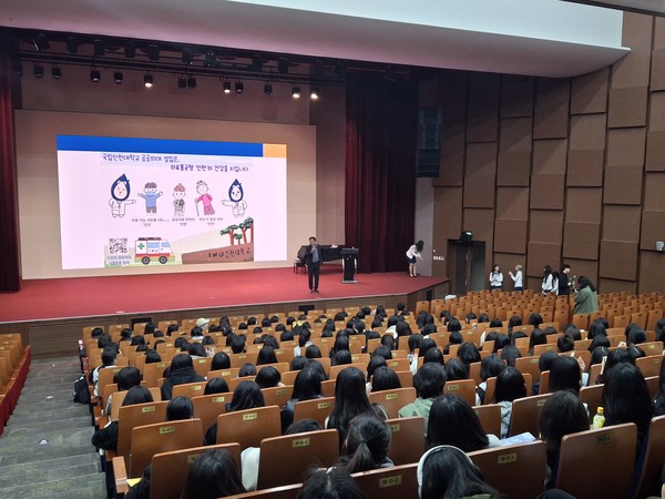 지난 7일, 인천대에 문일여고생 1학년 185명이 인천대 홍보과의 대학과 고등학교간 진로·진학 프로그램에 의해 작년에 이어 2년 연속 인천대학교 탐방에 나섰다. 사진=인천대