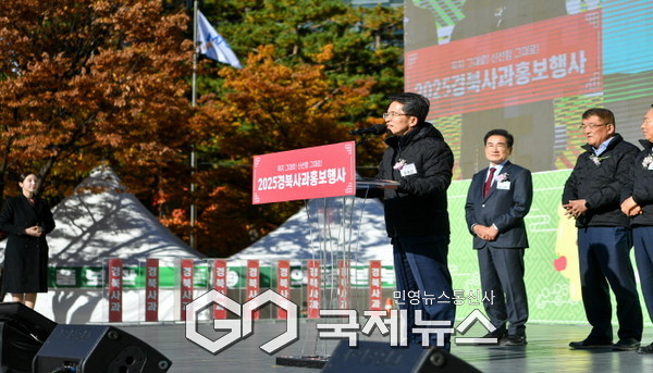 행사 개막식에서 유정근 권한대행이 인사말을 하고 있다