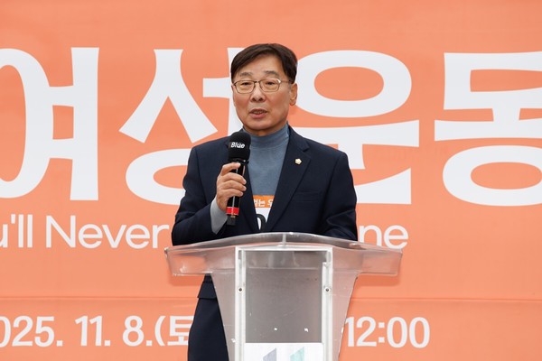 부천시의회 김병전 의장이 지난 8일 부천종합운동장에서 열린 부천여성운동회에 참석해 축사를 하고 있다. 사진=부천시의회