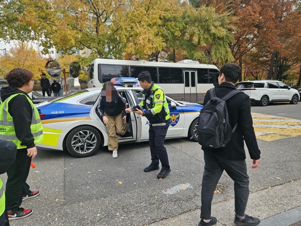 지난 2024년 문정고등학교 앞에서 이동 지원하는 현장 모습// 사진=송파구청