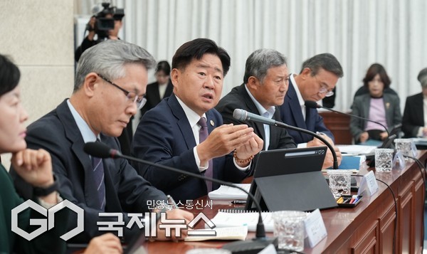 제주도는 10일 오전 도청 탐라홀에서 오영훈 지사 주재로 11월 정책공유회의를 열고, 분산에너지 특구 지정의 의미와 농민수당 인상, 해안가 마약류 발견 대응책 등을 논의했다.[사진=제주도]