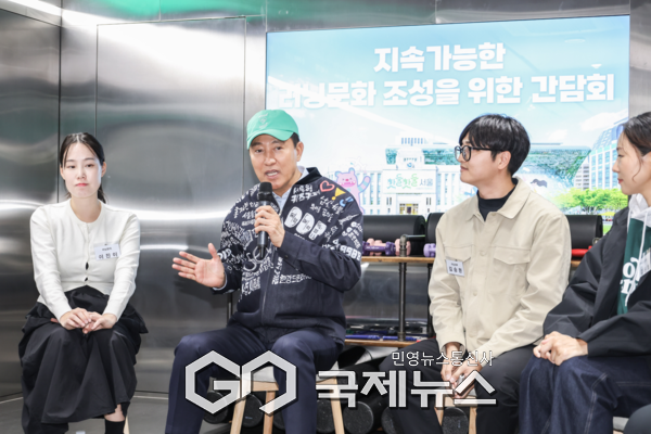 오세훈 서울시장이 10일(월) 영등포구 5호선 여의나루역 러너스테이션에서 열린 '지속가능한 러닝문화 조성을 위한 간담회'에서 참석자들과 대화를 나누고 있다. [사진제공=서울시청]