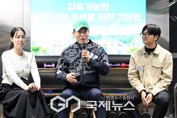 오세훈 서울시장이 10일(월) 영등포구 5호선 여의나루역 러너스테이션에서 열린 '지속가능한 러닝문화 조성을 위한 간담회'에서 참석자들과 대화를 나누고 있다. [사진제공=서울시청]