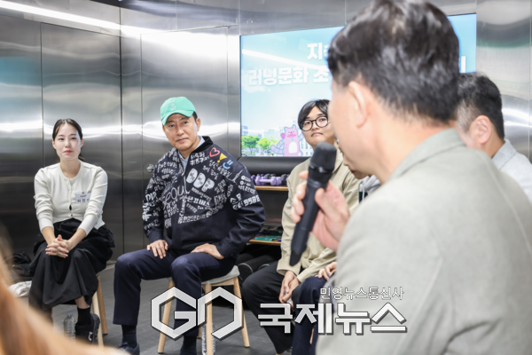 오세훈 서울시장이 10일(월) 영등포구 5호선 여의나루역 러너스테이션에서 열린 '지속가능한 러닝문화 조성을 위한 간담회'에서 참석자 의견을 청취하고 있다. [사진제공=서울시청]