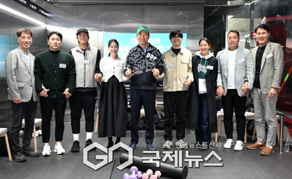 오세훈 서울시장이 10일(월) 영등포구 5호선 여의나루역 러너스테이션에서 열린 '지속가능한 러닝문화 조성을 위한 간담회' 참석자들과 기념사진을 촬영하고 있다. [사진제공=서울시청]