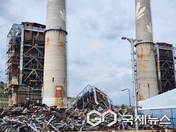 (사진=주영곤 기자) 10일 오후 울산화력발전소 보일러 타워 붕괴 현장 모습-소방 당국은 무너진 보일러 타워 5호기 양쪽에 자리한 4호기와 6호기의 발파를 위해 사전 작업을 벌이고 있다.