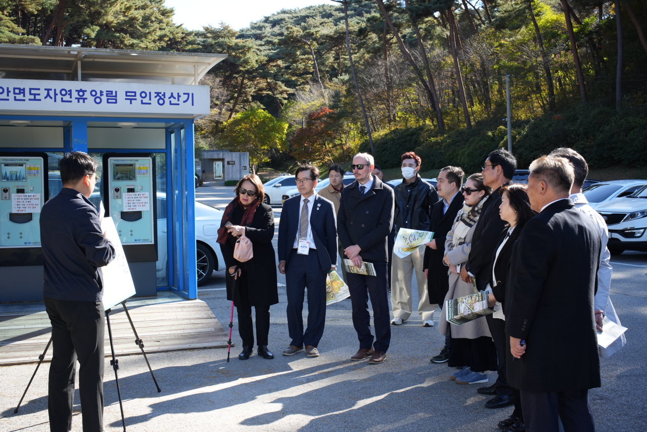 안면도 자연휴양림을 찾은 세계원예생산자협회(AIPH) 대표단이 박람회 준비상황을 점검하고 있다.(조직위)